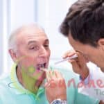 Arzt, der den Mund älterer Patienten untersucht