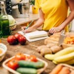 Weibliche Person, die in der Küche kocht, Bio-Lebensmittel
