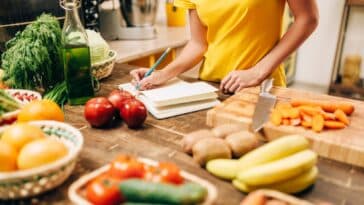 Weibliche Person, die in der Küche kocht, Bio-Lebensmittel