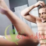 Schwuler Mann besorgt um Haarausfall Alopezie im heimischen Badezimmer