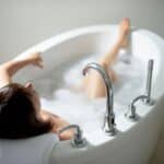 Draufsicht einer ruhigen reifen Frau in der Badewanne