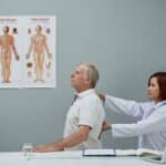 Chiropraktiker prüft Wirbelsäule