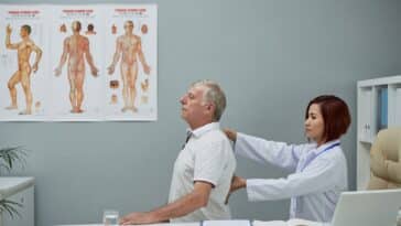 Chiropraktiker prüft Wirbelsäule