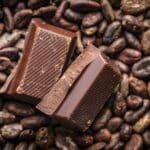 Zartbitterschokolade und Kakaobohnen.