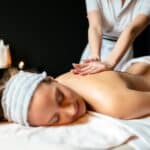 Massagetherapeutin, die Frau massiert