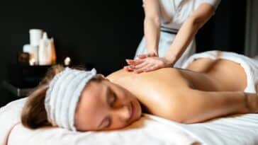 Massagetherapeutin, die Frau massiert