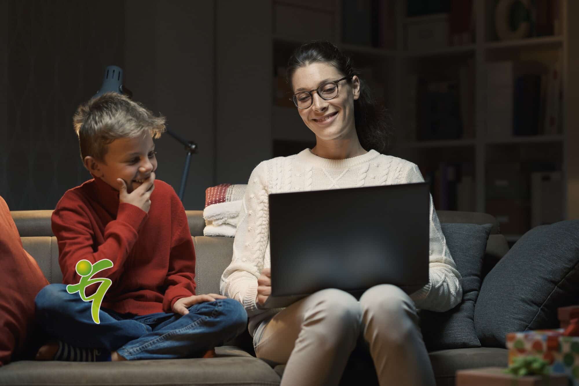 Mutter und Sohn sehen sich Filme auf einem Laptop an