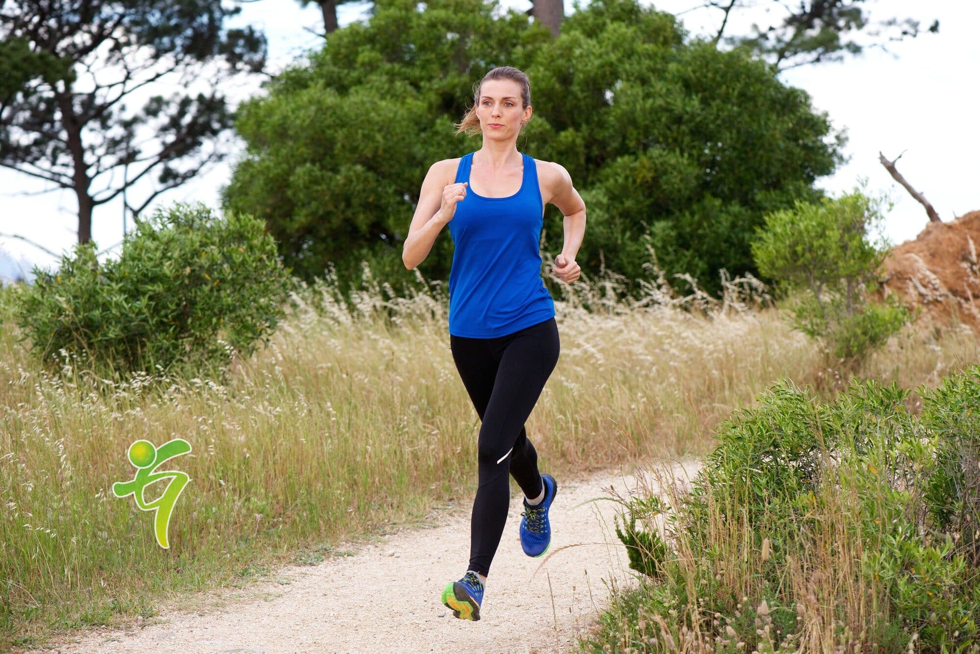 Ältere Frau joggt auf dem Land