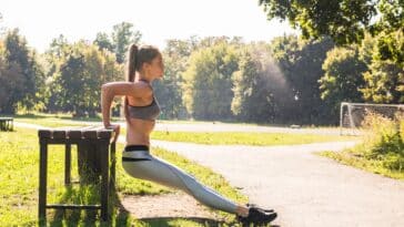 Sport-, Fitness-, Bewegungs- und Lebensstilkonzept - Frau, die im Freien Sport treibt.