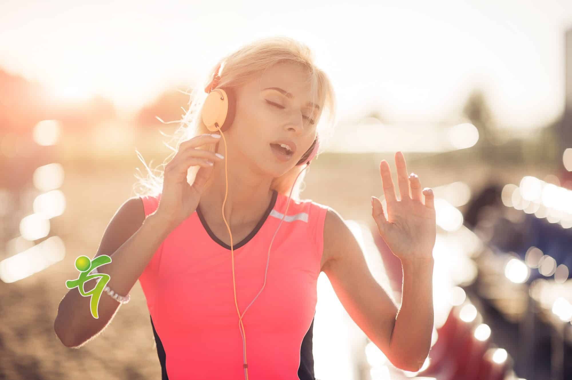 Junge Frau genießt Musik am Strand