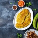 Kolumbianische karibische Lebensmittel. Patacon oder Toston, gebratene und flachgedrückte ganze grüne Wegerich-Banane