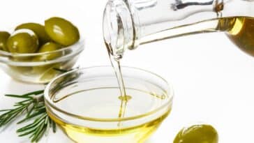 Olivenöl und Oliven in Schalen