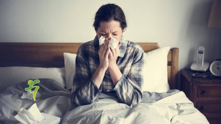 Eine an Grippe erkrankte Frau im Bett