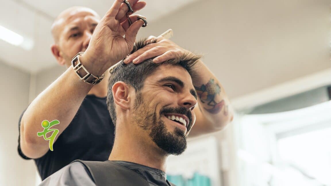 Männerfrisuren 2020 - die coolsten Männerfrisuren 2020 und 2021 13 Friseur, der einem attraktiven Mann die Haare schneidet.