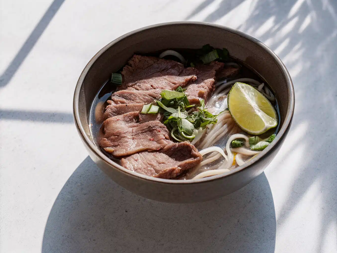 Rindfleisch-Pho mit Reisnudeln und frischen Kräutern