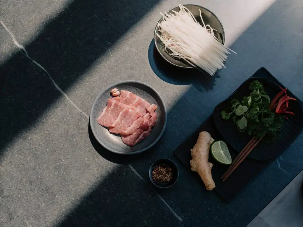 Zutaten für Rindfleisch-Pho auf einer hellen Arbeitsfläche