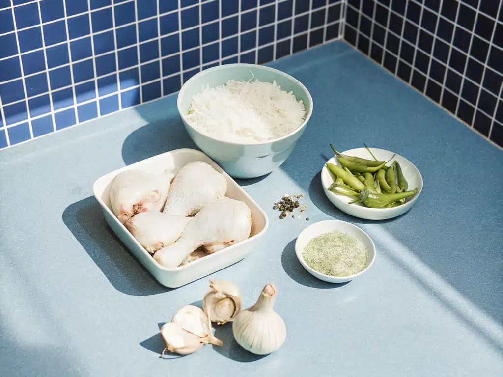 Zutaten für Hähnchen Mandi mit Huhn, Basmatireis, Chilischoten und Gewürzen